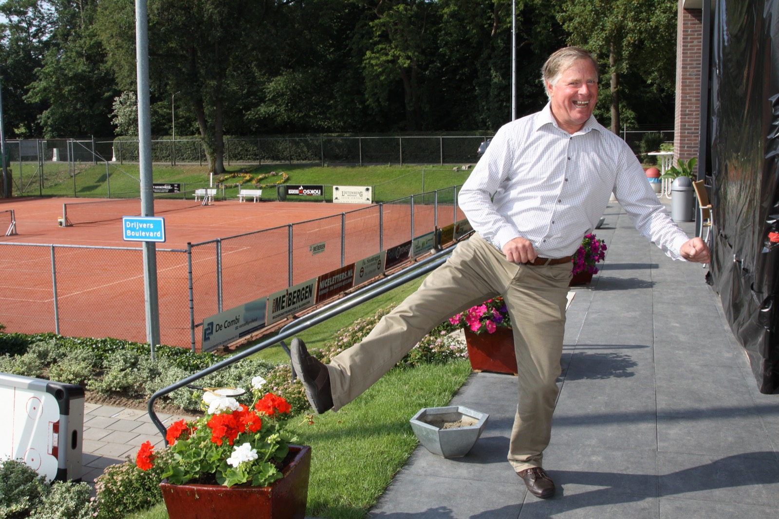 Een dansje bij de opening van het nieuwe clubhuis